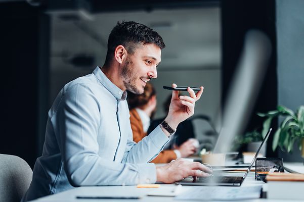Ein junger Mann telefoniert mit seinem Smartphone