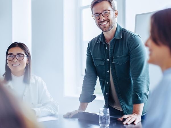 Geschäftsmann, der eine Teambesprechung in einem Büro leitet