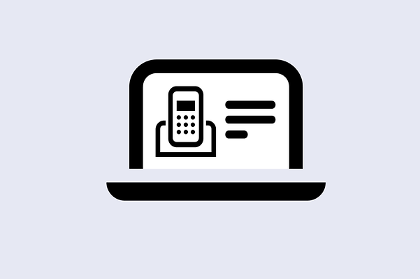 Laptop mit einem Festnetztelefon, daneben steht Text