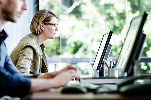 Eine Frau schaut auf den Monitor vor sich