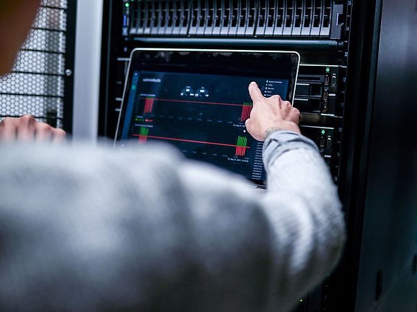 ein IT Experte stellt Auffälligkeiten an der Firewall fest und behebt diese sofort