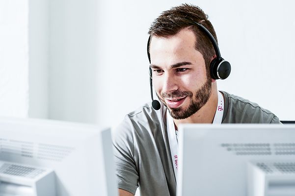 Kundenberater der Telekom berät Kunden zur MDM Kunden- und Geräteregistrierung für Apple Geräte.