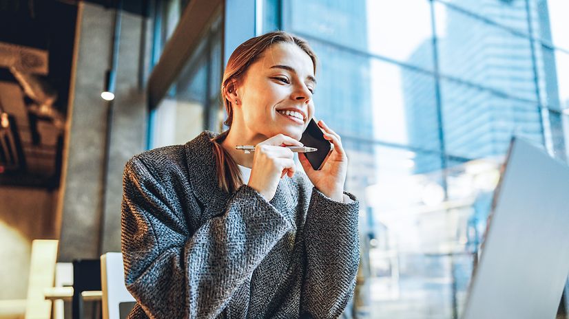 Eine junge Frau telefoniert über ihr Smartphone