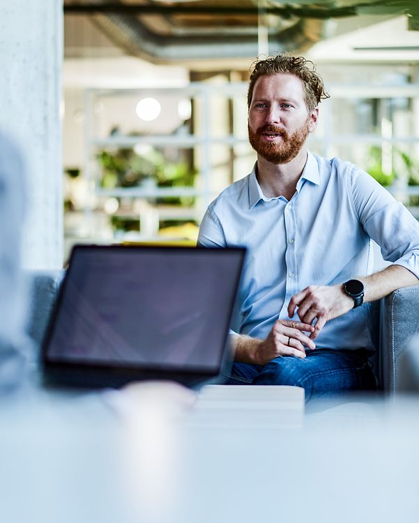Geschäftsmann im Gespräch mit einem Kunden im Büro