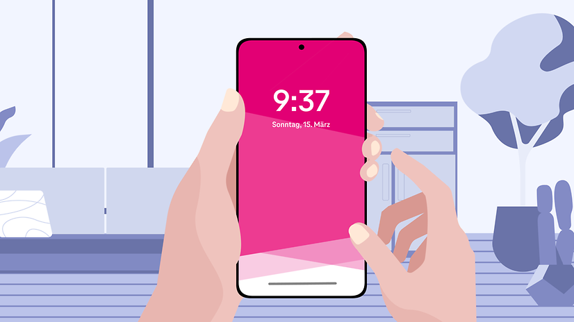 Zwei Hände halten ein Mobiltelefon, dessen Display zu sehen ist.