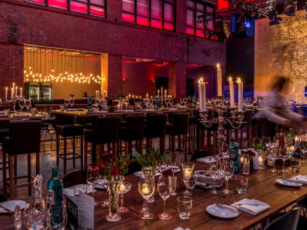 Perfekt beleuchtete und eingedeckte Tafeln von Rauschenberger Catering