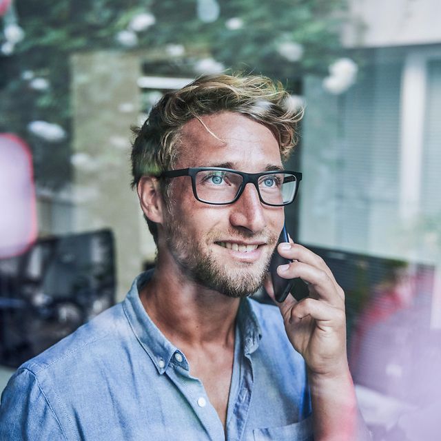 Ein junger Geschäftsmann telefoniert über Zoom X Phone