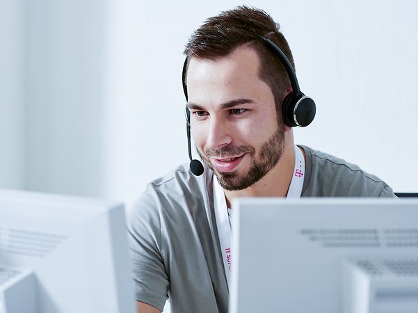Mitarbeiter der Deutschen Telekom an der Service-Hotline berät zu Zoom X Webinare Software
