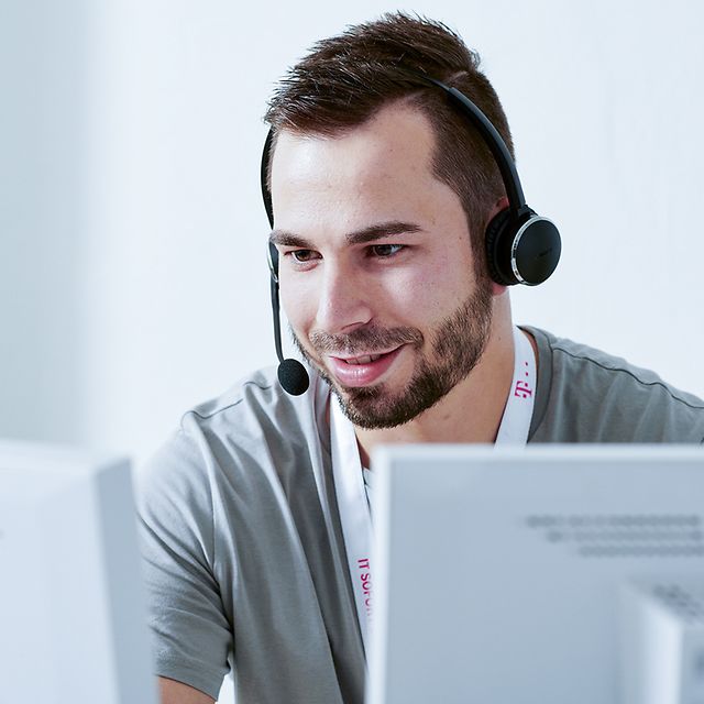 Mitarbeiter der Deutschen Telekom an der Service-Hotline berät zu Zoom X Webinare Software