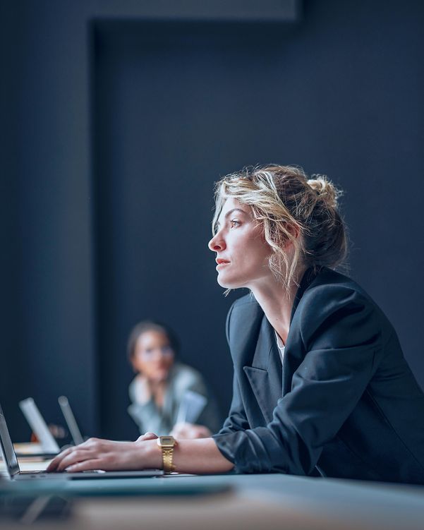 Geschäftsfrau, die an einem Laptop-Computer im Büro arbeitet