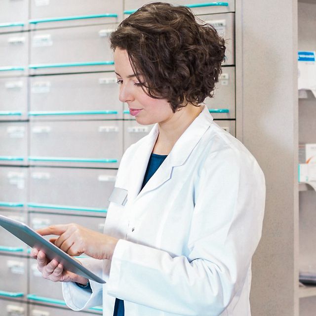 Medizinerin arbeitet mit Ihrem mobilen Pad an einer Telematik Infrastruktur Lösung 