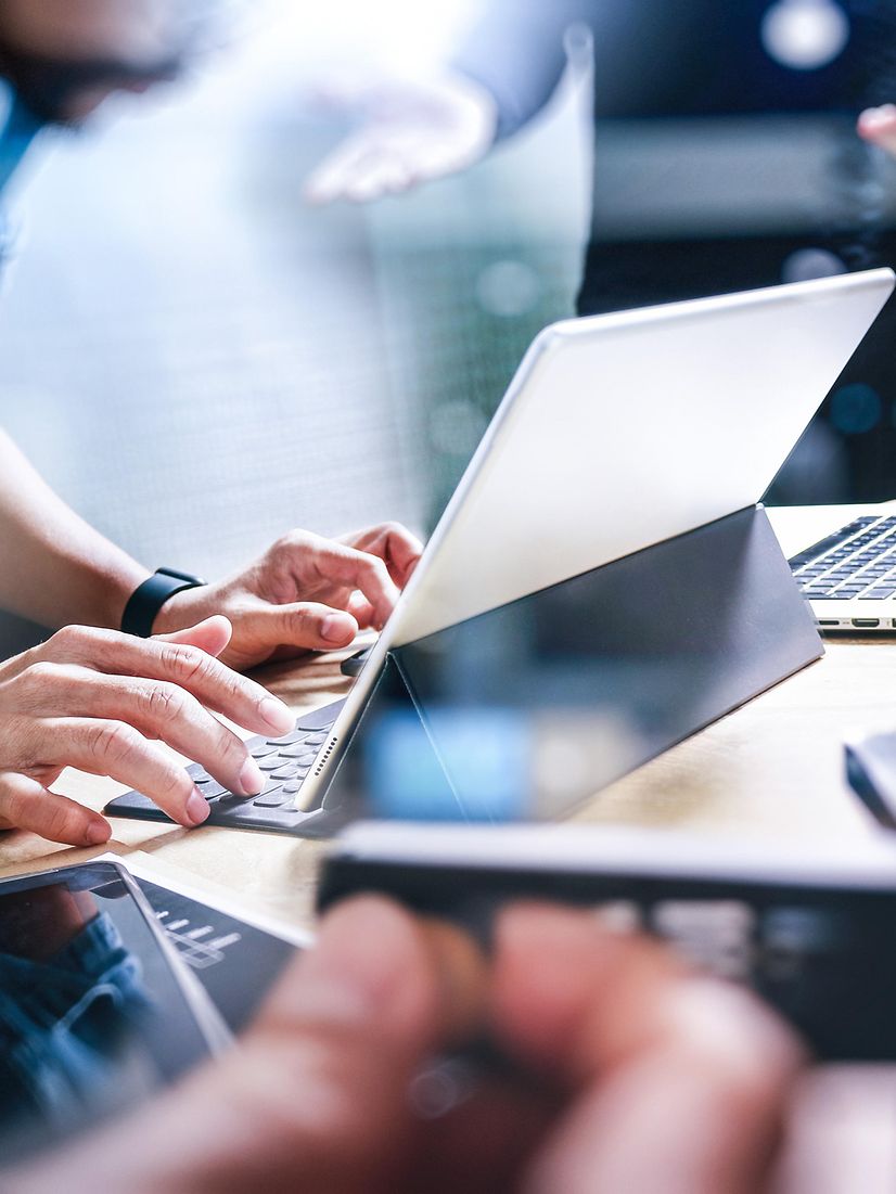 StartUp-Programmierteam. Website-Designer arbeitet am digitalen Tisch und nutzt Microsoft Copilot