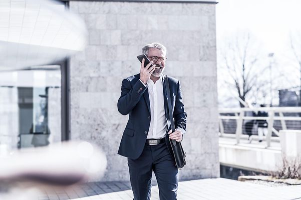 Mann telefoniert mit Diensthandy über die Contacts App.