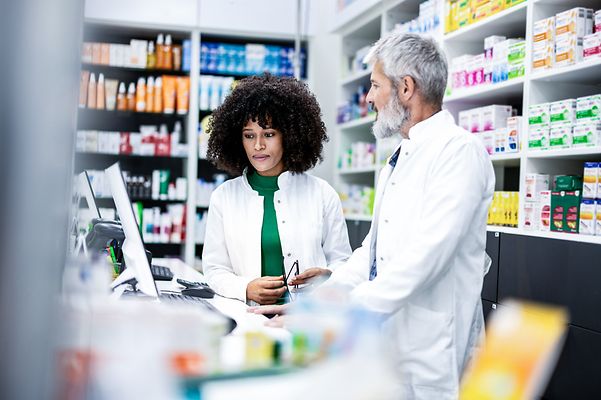 Kollegen in Apotheke informieren sich über den Business Premium Access Anschluss.