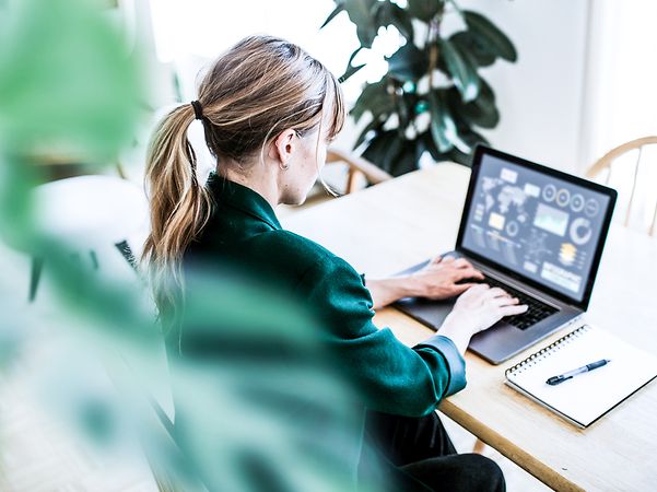 Frau nutzt Telekom Business Analyzer 2.0 auf ihrem Laptop.