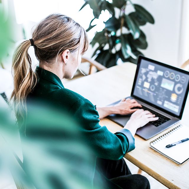 Frau nutzt Telekom Business Analyzer 2.0 auf ihrem Laptop.