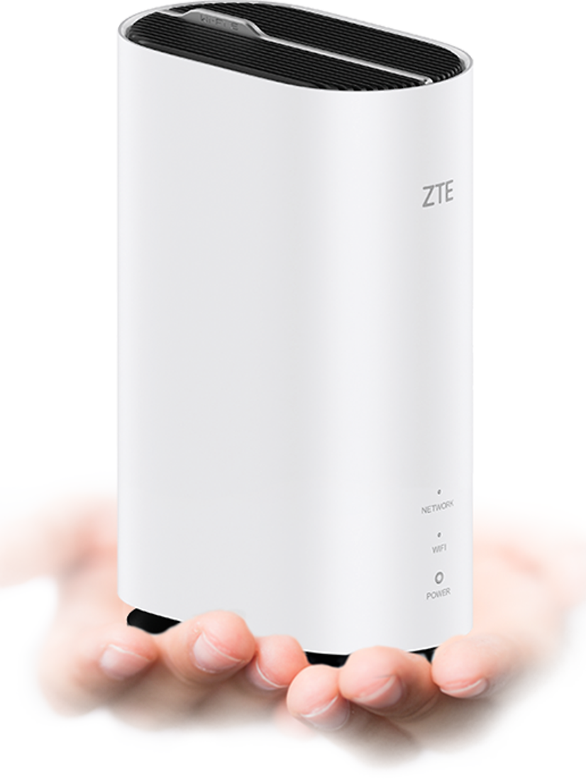 ZTE Mobiler Router wird von einer Hand gehalten.