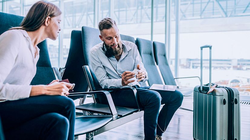Mann zeigt Frau am Flughafen FreeMove Business.