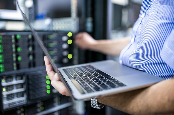 Mann mit Laptop richtet Dienste am Business Premium Access ein.