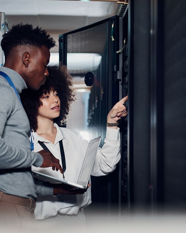 Zwei Personen inspizieren einen Serverschrank der Telekom