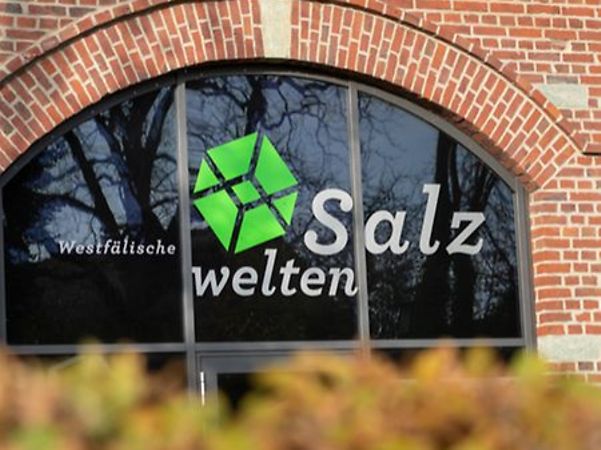 Rotes Backsteingebäude mit Fensterbogen und Logo Westfälische Salzwelten