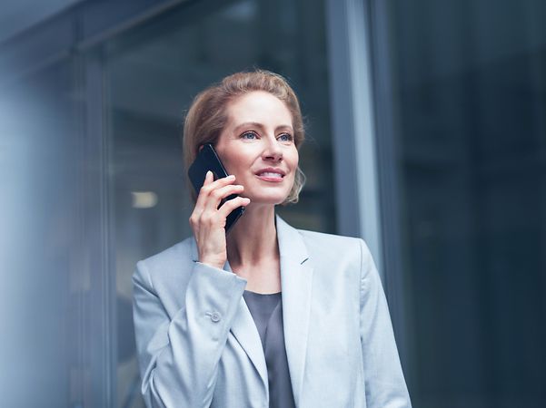 Eine Frau telefoniert mit Smartphone in den Hand.