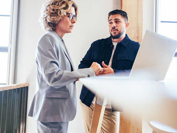 Zwei Geschäftsleute im Gespräch über die Business Partnerschat in einem Büro