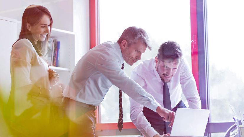 Drei Geschäftspartner besprechen die 3 Stufen der Business Partnerschaft