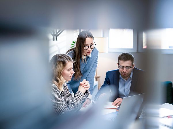 Kollegen und Kunden im Gespräch über Strategien zur Business Partnerschaft