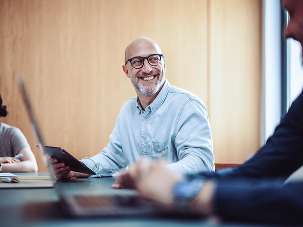 Mann berät seinen Kunden zu Samsung Knox und weiteren Services.