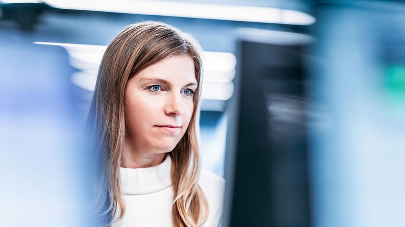 Frau lädt APPVISORY SECURE APP CHECK in der Desktop Version runter. 