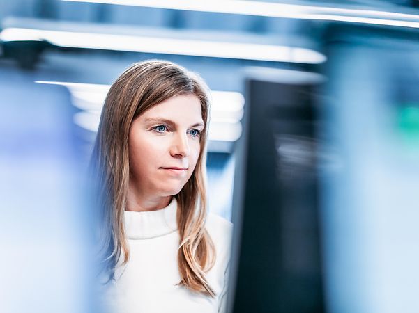 Frau lädt APPVISORY SECURE APP CHECK in der Desktop Version runter. 