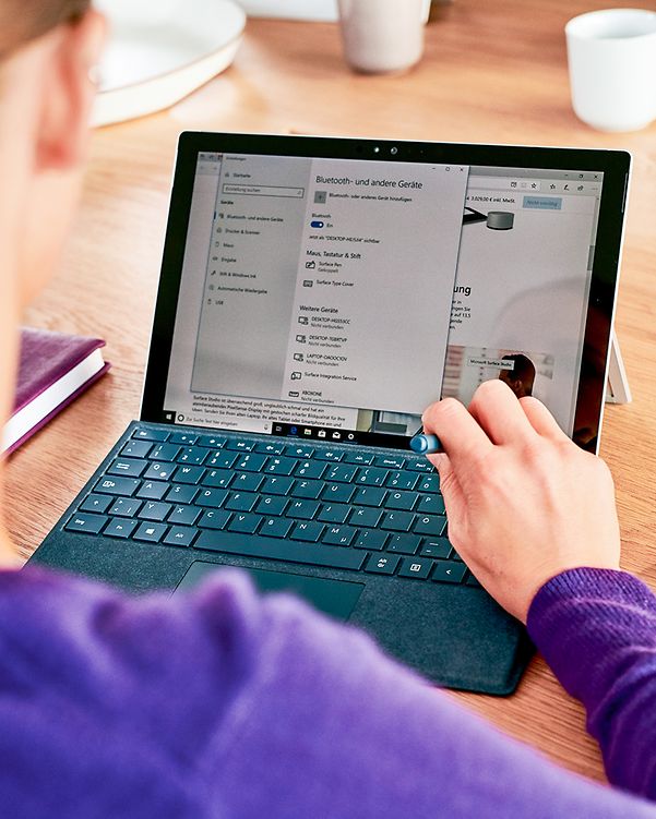 Eine Frau informiert sich am Laptop über Managed Backup to Cloud