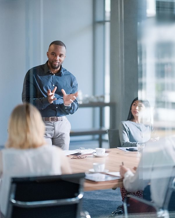 Geschäftskollegen führen eine Besprechung im Meetingraum