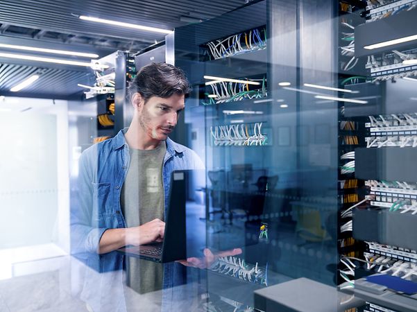 IT-Spezialist repariert einen Netzwerkserver in einer Unternehmenszentrale