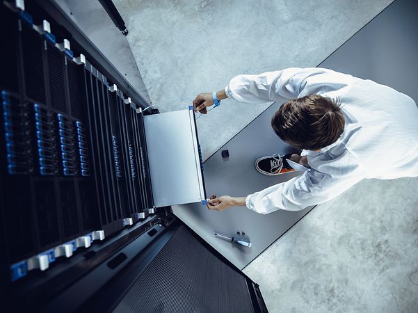 Ein IT-Ingenieur nimmt ein Panel aus einem Netzwerkserver