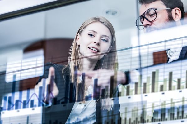 Frau erklärt ihrem Kollegen die Vorteile von der Samsung Enterprise Edition