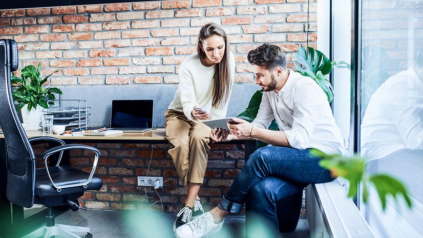Eine Frau und ein Mann arbeiten zusammen und stehen symbolisch für Samsung und die Telekom