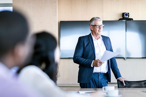 Professionelles Gespräch mit Kollegen in einer Zoom-Besprechung