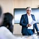 Professionelles Gespräch über CloudConnect mit Kollegen in Besprechung