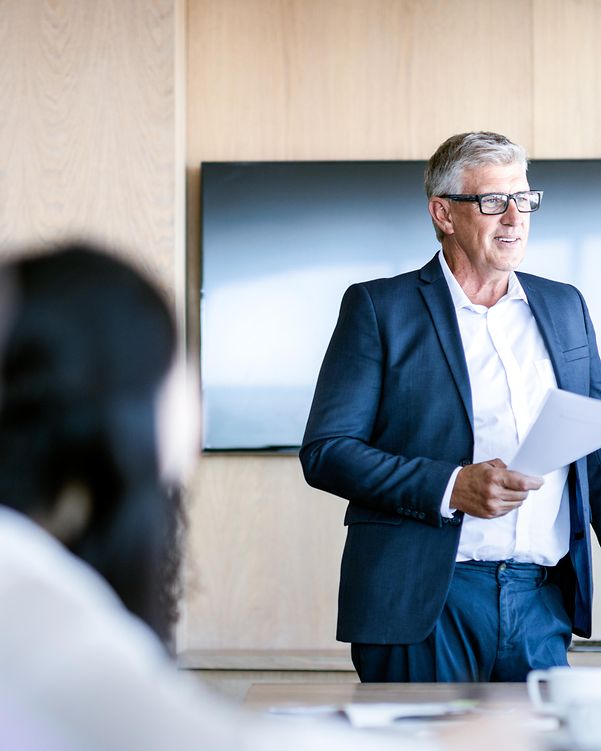 Professionelles Gespräch über CloudConnect mit Kollegen in Besprechung