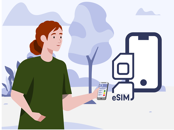 Eine Frau in der Natur überprüft auf Ihrem Handy den Status zu Ihrer Mobilfunk-Bestellung bei der Telekom