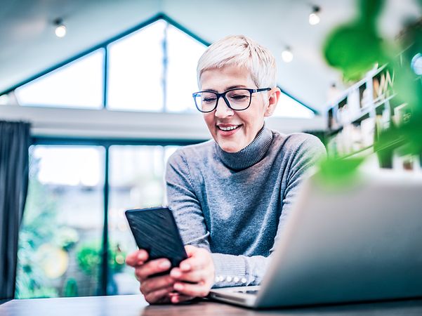 Frau nutzt RCSBM auf ihrem Handy für ihr Marketing. 