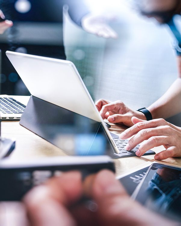 Ein aufgeklappter Laptop an dem Infromationen über die Analystenbewertungen der Managed IT-Services der Telekom gelesen werden