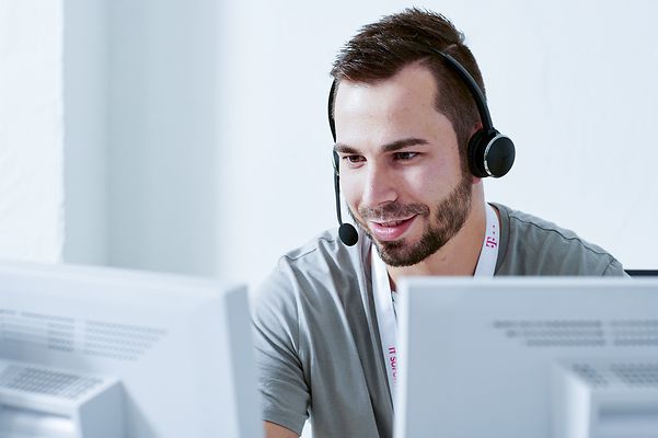 Mitarbeiter der Deutschen Telekom berät Kunden zu den SD-(W)LAN-Lösungen.