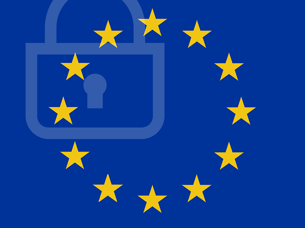 Europaflagge mit Schloss im Hintergrund