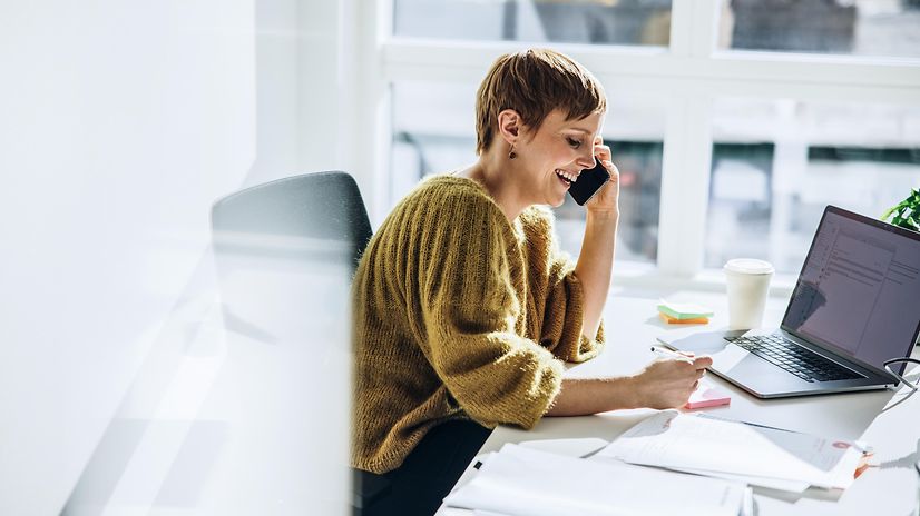Frau telefoniert mit einem Telefon für CloudPBX-Anlagen