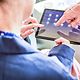 Zwei Kollegen betrachten Cloud- und Infrastruktur Lösungen auf einem Tablet.