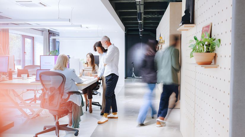 Menschen in moderner Büroumgebung nutzen T Business Produkte