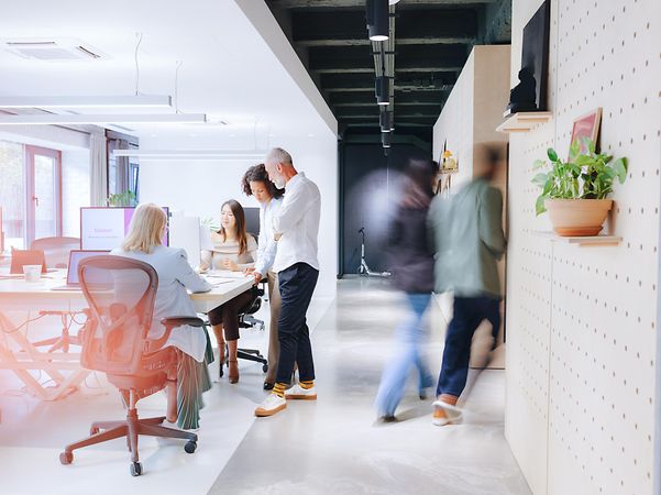 Menschen in moderner Büroumgebung nutzen T Business Produkte